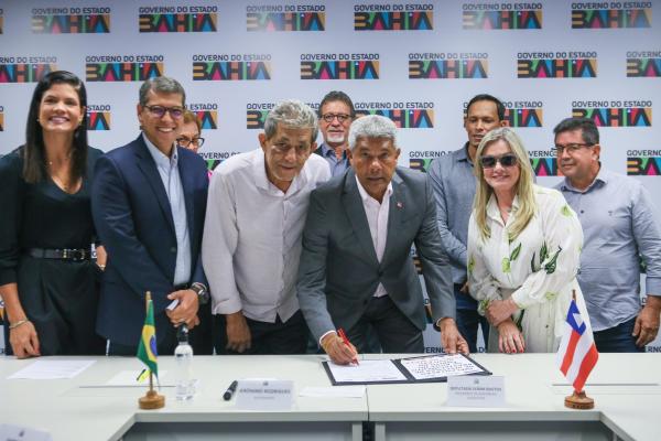 Após luta de Ivana Bastos, Valmir Rodrigues e Jerônimo Rodrigues, foi assinada a ordem de serviço para as obras de sistemas de abastecimento de água em Feira da Mata.