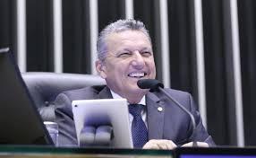 Deputado Charles Fernandes entrega 183 tratores agrícolas a associações rurais da região; Guanambi recebeu 29 equipamentos.