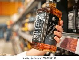 Homem é detido após furtar garrafa de whisky em supermercado.