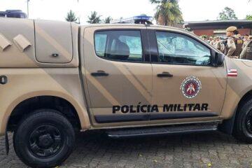 Homem é preso após agredir companheira de 16 anos e policial na noite de Réveillon.