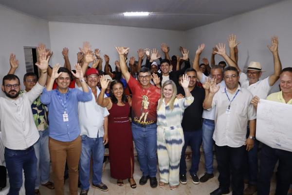 Ivana Bastos anuncia obra de abastecimento de água e apresenta balanço de investimentos em abastecimento em Guanambi.