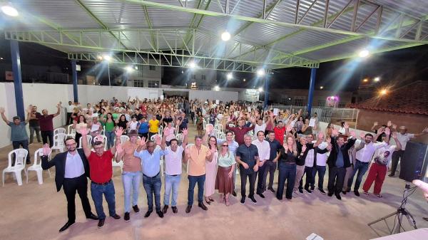 Ivana Bastos participa da entrega de 101 títulos de regularização fundiária em Guanambi.