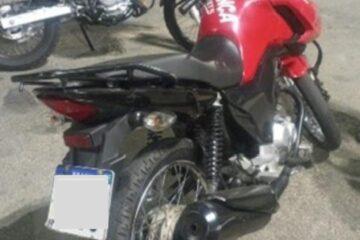 Motociclista tem moto apreendida após infrações de trânsito na Avenida Tiradentes.