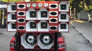 Paredões com som alto em bar da zona rural de Guanambi são desligados pela polícia.