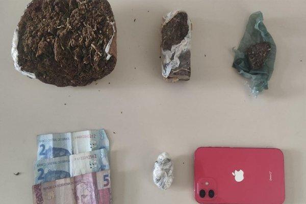 Passageiro é preso com maconha após fiscalização em ônibus em Urandi.