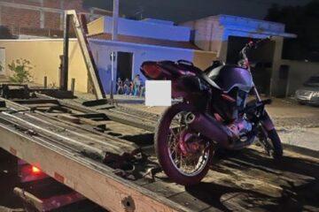 PM recolhe motocicleta irregular durante fiscalização no bairro Lagoinha, em Guanambi.