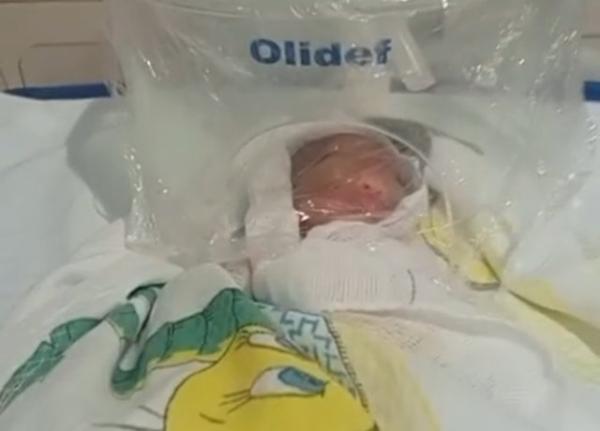 Recém-nascida prematura aguarda vaga em UTI neonatal e mãe faz apelo por socorro no sudoeste da Bahia.
