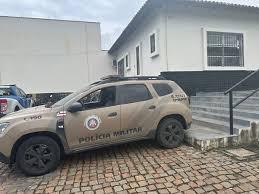 Suspeito tenta jogar droga pela janela ao perceber polícia, mas é levado à delegacia em Guanambi.