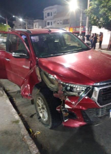 Acidente entre carro e moto deixa jovem ferida na Avenida Santos Dumont, em Guanambi.