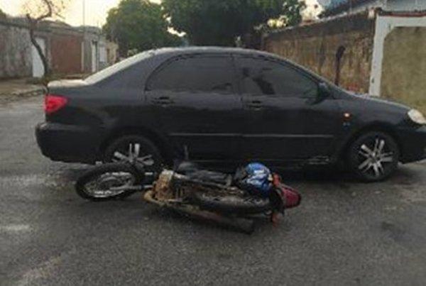 Acidente entre carro e moto deixa motociclista ferido no bairro Alto Caiçara, em Guanambi.