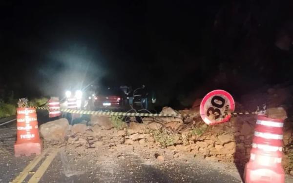 Chuva forte provoca deslizamento de pedras na Serra dos Brindes em Guanambi.