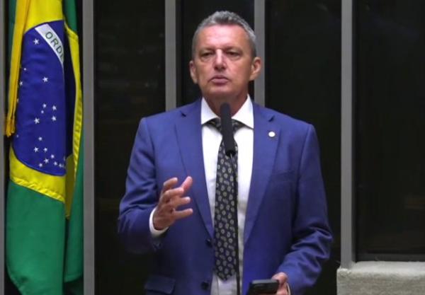 Na Câmara, Charles Fernandes questiona valores milionários cobrados por atrações do São João na Bahia.