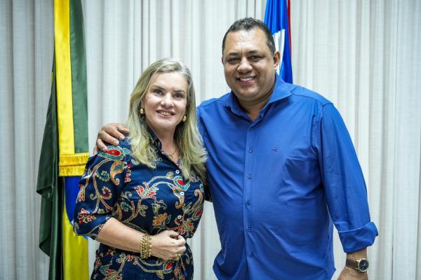 União de Ivana Bastos e Wilson, garante obra de iluminação em povoados de Ibitiara.