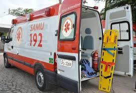 Adolescente de 14 anos sofre fratura exposta em acidente entre moto e carro.
