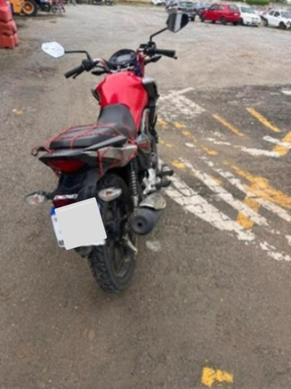 Adolescente tem motocicleta apreendida após tentativa de fuga em Lagoinha.