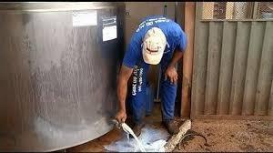 Após produtores jogarem leite fora, secretário promete recuperar estrada rural em Riacho de Santana.