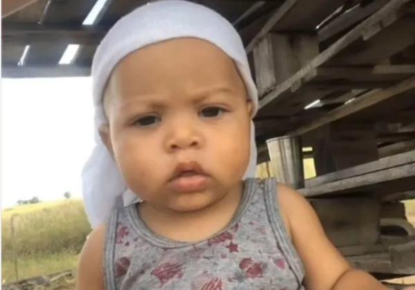 Bebê de 1 ano e 8 meses é picado por cobra jararaca enquanto brincava na garagem de casa no sudoeste baiano.