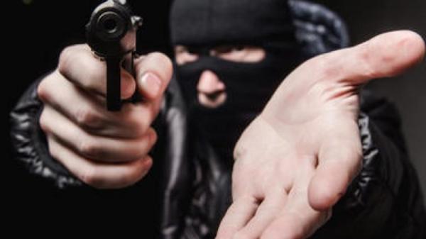 Caminhoneiro é rendido por dupla armada e tem dinheiro roubado na BR-030, em Guanambi.