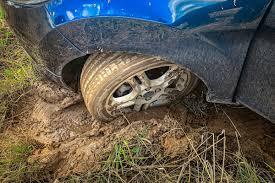 Carga de bebidas é levada após caminhão atolar em estrada de Carinhanha.