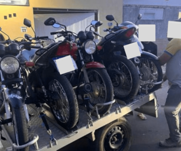 Cinco motocicletas são apreendidas durante operação policial no bairro brasília em Guanambi.