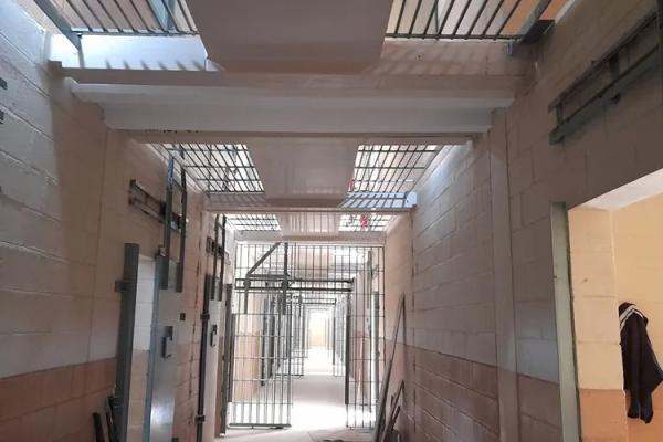 Dentista é presa suspeita de enviar drogas escondidas em gazes para detentos no Conjunto Penal de Brumado.