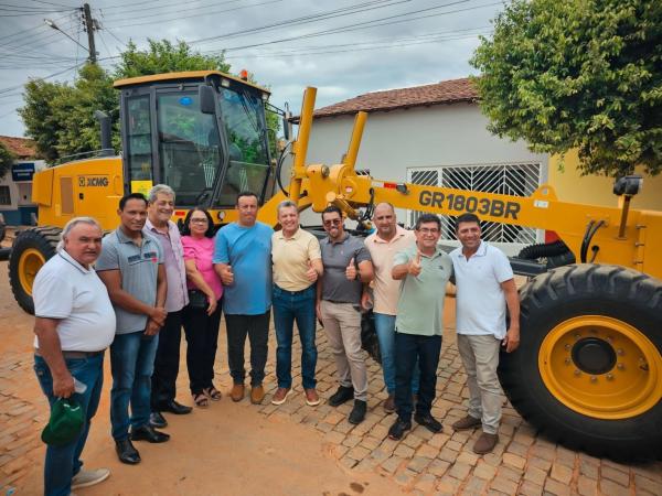 Deputado Charles Fernandes entrega equipamentos e anuncia investimentos em Feira da Mata e Carinhanha.