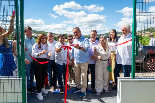 Deputado Charles Fernandes participa de inaugurações de colégio estadual e CAPS em Urandi.