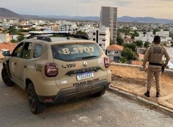 Dois suspeitos são presos acusados de furtar celular de mulher hospitalizada.