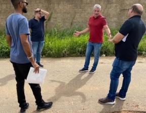 Em reunião com o prefeito de Guanambi, empresa de esgotamento sanitário se compromete a recuperar ruas danificadas.