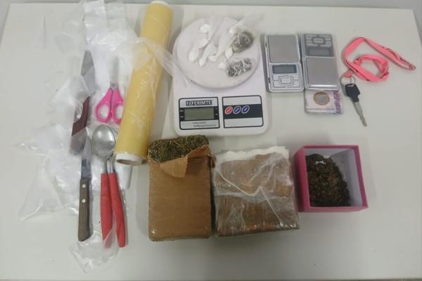 Equipe da Rondesp detém suspeito e apreende quase 1 kg de drogas em Caculé.