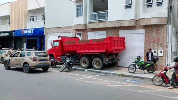Guarnição presta apoio ao SMTrans durante fiscalização no Centro.