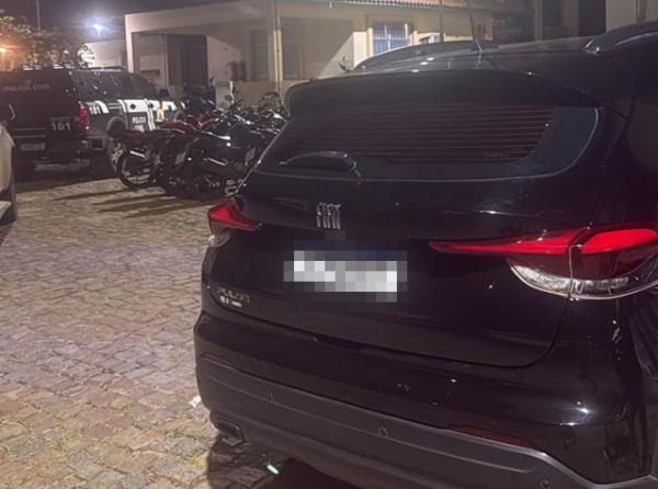 Homem é levado à delegacia após carro com sinais de adulteração ser apreendido em Guanambi.