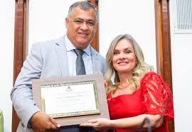 Ivana Bastos destaca a trajetória de Jeandro Ribeiro, presidente da CAR, o mais novo cidadão baiano.