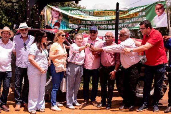 Ivana Bastos fortalece agricultura familiar com entrega de tratores em Caetité.