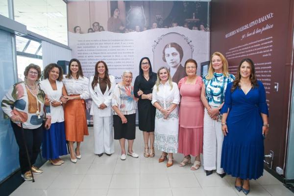 Ivana Bastos inaugura exposição “Mulheres no Legislativo Baiano: 90 Anos de Luta Política”.