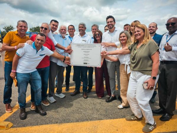 Deputado Charles Fernandes participa de anúncio de obras em Condeúba, incluindo pavimentação até Caculé e Barragem de Morrinhos.