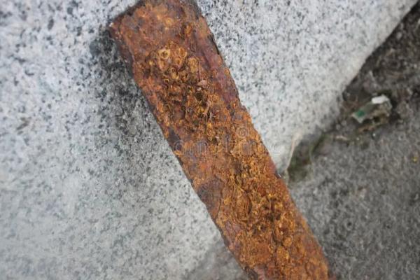 Jovem é ferido com barra de ferro e tem veículo alvejado a tiros em Guanambi.