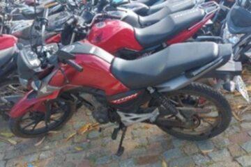 Motocicleta com restrição de roubo é apreendida durante patrulhamento no Centro de Guanambi.
