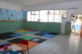 Mulher não identificada entra em creche, pega criança no colo e levanta alerta em Guanambi.