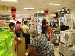 Mulher tem R$ 1.480 furtados enquanto aguardava na fila de loja em Guanambi.