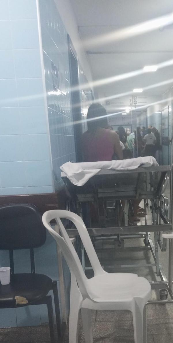 Pacientes relatam superlotação e aguardam cirurgias em macas nos corredores do Hospital Geral de Guanambi.