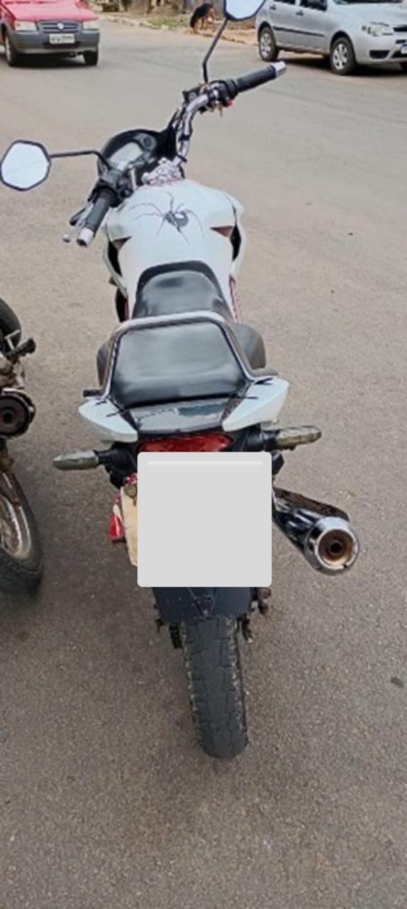 Polícia apreende veículos por infração de trânsito no Centro.