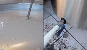 Produtores rurais descartam cerca de 2 mil litros de leite após estrada impedir coleta em Riacho de Santana.