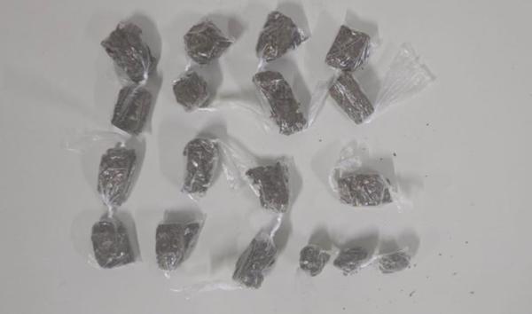 Suspeito é detido com entorpecente após tentar fugir de abordagem policial em Guanambi.