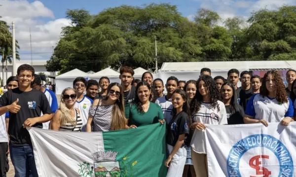Alunos de Sebastião Laranjeiras participam da tenda da ciência em Guanambi.