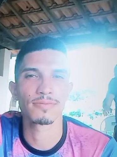 Após ataque brutal, mulher sobrevive e homem é encontrado morto em residência.