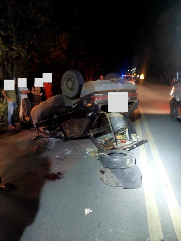 Batida com carro desconhecido termina em capotamento e deixa ferido em Guanambi.