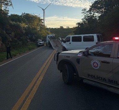 Batida frontal na BR-030 deixa dois feridos nas proximidades do trevo de Morrinhos.
