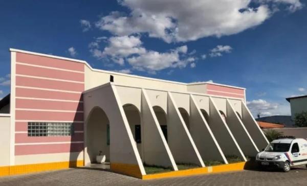 Briga por ciúmes termina com homem ferido a facadas e suspeito preso em Candiba.