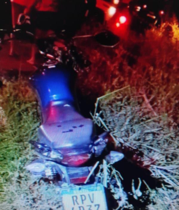 Casal fica gravemente ferido após colidir com moto na traseira de pá carregadeira em Guanambi.